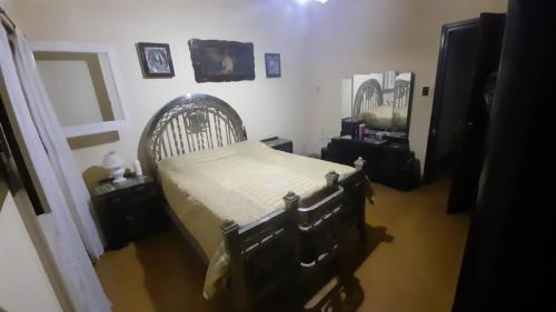 Villa del TotoralTolita的一间卧室配有床和2个梳妆台