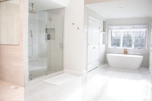 波托马克Hygge, Upscale & Relaxing Luxury的浴室的两张图片,配有浴缸和淋浴