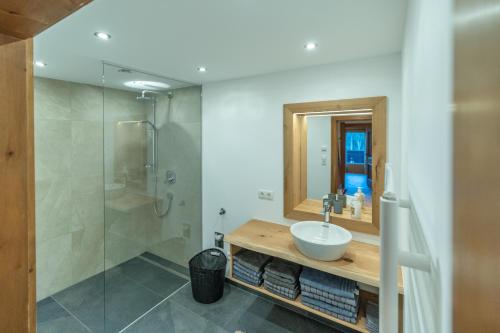 阿尔卑巴赫Haus Forelle的一间带水槽和淋浴的浴室