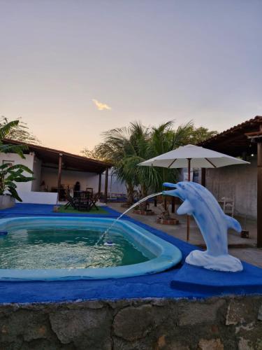 GloriaCasa de Férias e Festas的游泳池中的海豚喷泉