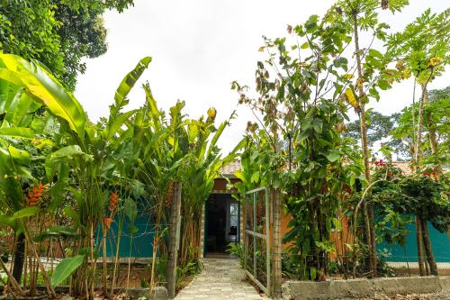桑塔克鲁茨卡巴利亚Casa Papaya的植物屋前的围栏
