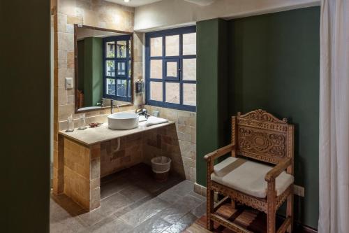 库斯科坦博德尔阿列罗精品酒店的浴室设有水槽、椅子和镜子