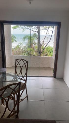 弗洛里亚诺波利斯Casa beira do mar的海景客房 - 带玻璃桌