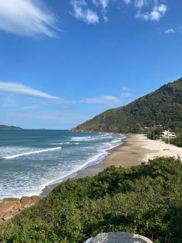 弗洛里亚诺波利斯Casa beira do mar的海滩,以海洋和山脉为背景