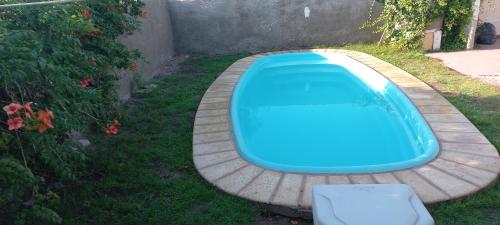 拉里奥哈Hause la rioja的草地上的蓝色游泳池,带凳子