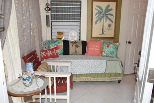 欧丘里欧Aileen Palm Cove Ja的小卧室配有带色彩缤纷枕头的床