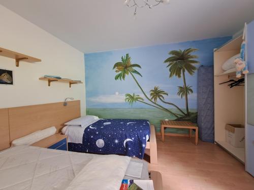 La casa de riki的卧室的墙上挂有棕榈树壁画