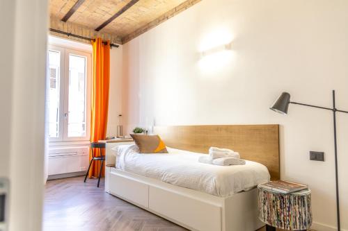 罗马Testaccio Boutique Apartment in Rome的一间卧室设有一张床和一个窗口