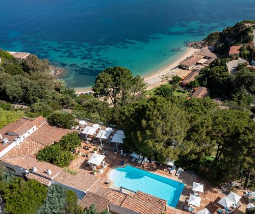 普罗普里亚诺A'mare Corsica I Seaside Small Resort的享有度假胜地的空中景致,设有游泳池和海滩