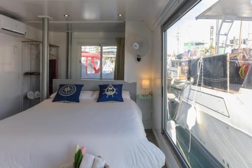 巴塞罗那Unique in Barcelona ! Catamaran with a private swimming pool的一间卧室设有一张床和一个大窗户