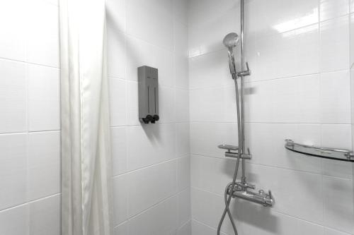首尔清晨天空公寓的带淋浴和浴帘的浴室