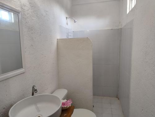 阿卡普尔科Club Cadena的白色的浴室设有卫生间和水槽。