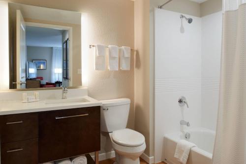 里士满TownePlace Suites by Marriott Richmond的浴室配有卫生间、盥洗盆和淋浴。