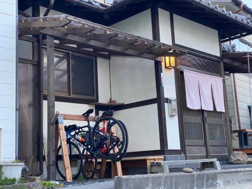 草津草津言灵旅馆的一辆自行车停在房子前面