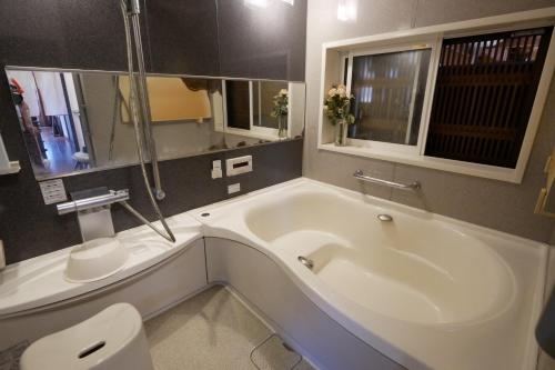 佐渡市Natural Mind Tour guest house - Vacation STAY 23292v的带浴缸、卫生间和盥洗盆的浴室