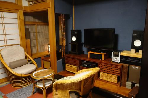 佐渡市Natural Mind Tour - Vacation STAY 94017v的客厅配有电视和椅子