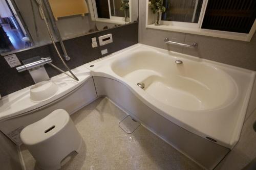 佐渡市Natural Mind Tour - Vacation STAY 94017v的浴室配有白色浴缸和卫生间。