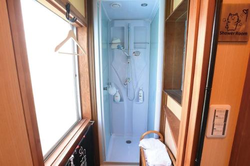 佐渡市Natural Mind Tour guest house - Vacation STAY 22268v的火车走廊上的淋浴
