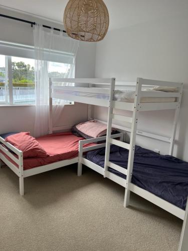 Orewa homestay rooms客房内的一张或多张双层床