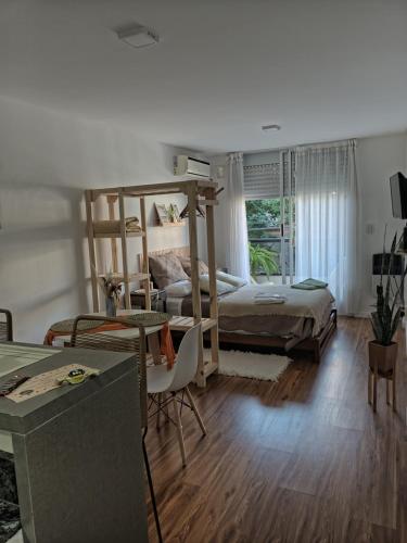 罗萨里奥Mono Ov Lagos的一间卧室配有两张双层床和一张床