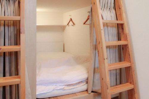 东京Hostel Wasabi Asakusa的一间设有两张双层床的客房
