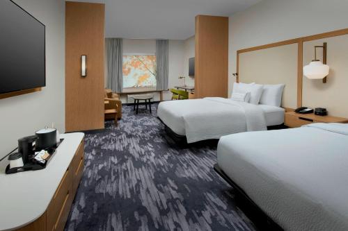 迈阿密Fairfield Inn & Suites by Marriott Miami Airport West/Doral的酒店客房设有两张床和一台平面电视。