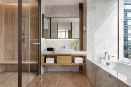 深圳深圳湾万怡酒店的一间带水槽和镜子的浴室