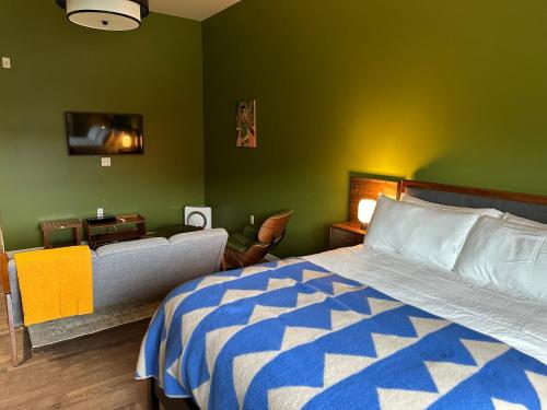 波特兰VioletSuitesPDX的一间卧室设有一张床和绿色的墙壁