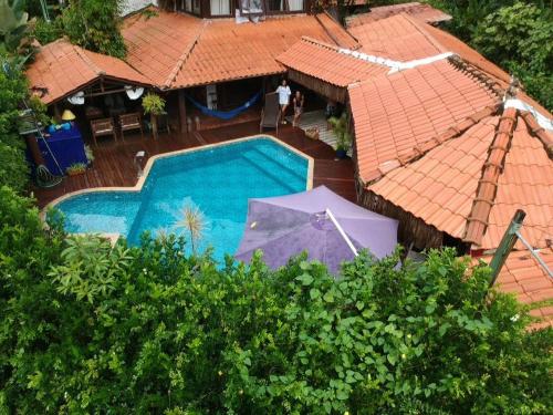 乌巴图巴Pousada Bawa的游泳池顶部景,带遮阳伞