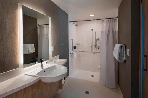莱克伍德SpringHill Suites by Marriott Denver West/Golden的一间带水槽和淋浴的浴室