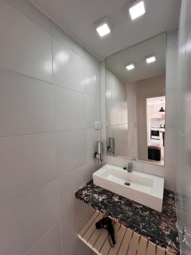 拉法尔达URBAN 483的白色的浴室设有水槽和镜子