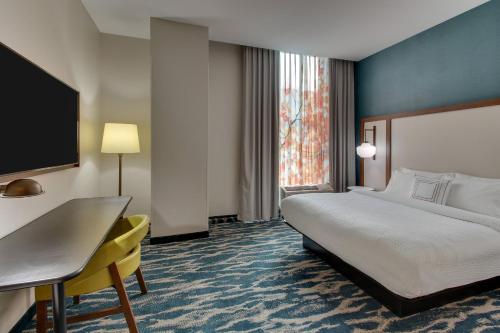 伯明翰Fairfield Inn & Suites by Marriott Birmingham Downtown的配有一张床和一张书桌的酒店客房