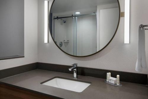 威廉斯敦Fairfield Inn & Suites by Marriott Williamstown的一间带水槽和大镜子的浴室