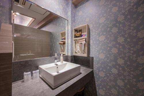 东京Hotel Plantan - Adult Only的浴室设有白色水槽和镜子