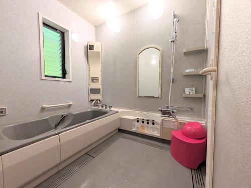大村市SKY Ocean-terace Omura的一间带大浴缸和水槽的浴室