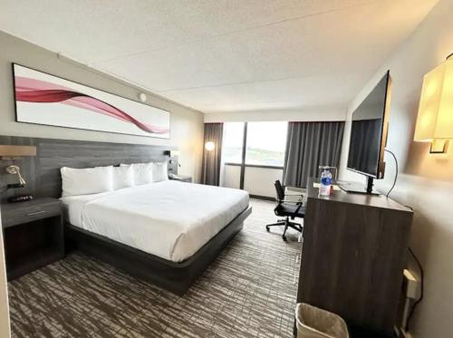 锡达拉皮兹Kiteville Cedar Rapids的酒店客房,配有床和电视