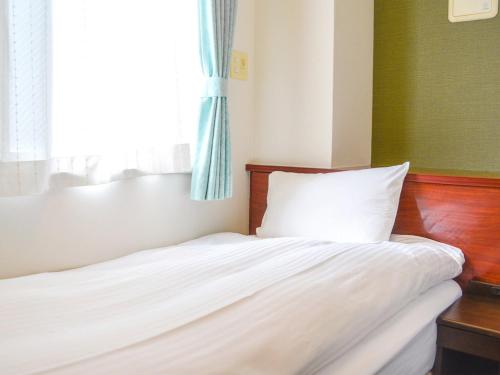 东京WEB Hotel Tokyo Asakusabashi - Vacation STAY 13758v的窗户客房内的一张床位