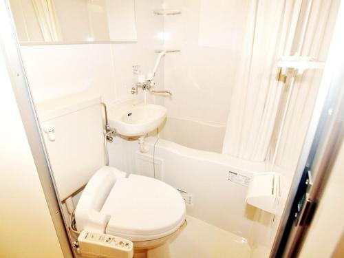 东京WEB Hotel Tokyo Asakusabashi - Vacation STAY 13758v的白色的浴室设有卫生间和水槽。