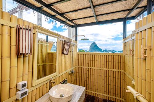 Ban Met Nang ChiBeyond Skywalk Nangshi的设有带水槽的浴室,享有山景