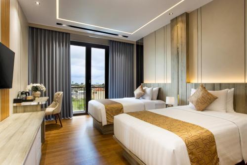 日惹Kinaralana Hotel Yogyakarta的酒店客房设有两张床和一个阳台。
