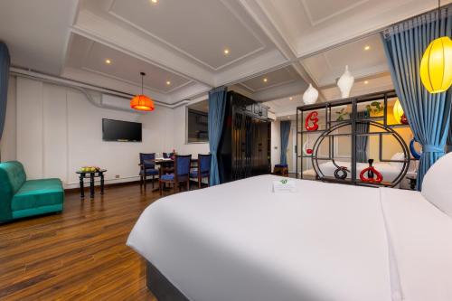 河内Golden Legend Boutique Hotel的酒店客房 - 带一张床和用餐室
