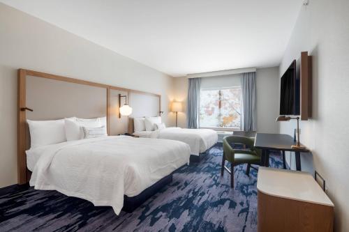 普莱诺Fairfield Inn & Suites by Marriott Dallas Plano/Frisco的酒店客房设有两张床和电视。