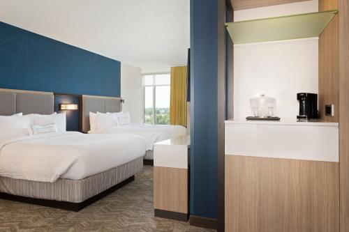 奥卡拉SpringHill Suites by Marriott Ocala的酒店客房设有两张床和窗户。