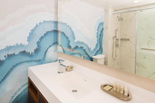 纽波特海滩纽波特海滩文艺复兴酒店的一间带水槽和镜子的浴室