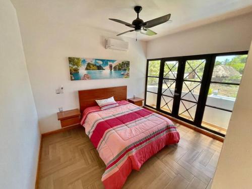 El DesengañoCasa AbrahamMya Playa Linda 3 bed home with pool.的一间卧室配有一张床和吊扇