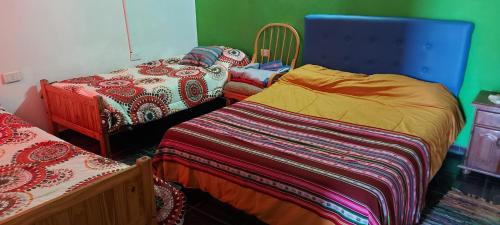 乌尼翁镇tranquilidad absoluta的一间卧室设有两张床和蓝色床头板