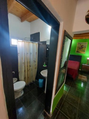 乌尼翁镇tranquilidad absoluta的一间带卫生间和水槽的浴室
