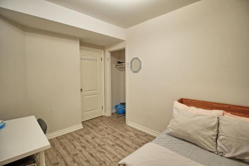 沃恩Soho, Comfortable with Free Parking Spot on basement的小房间设有一张床和一张桌子