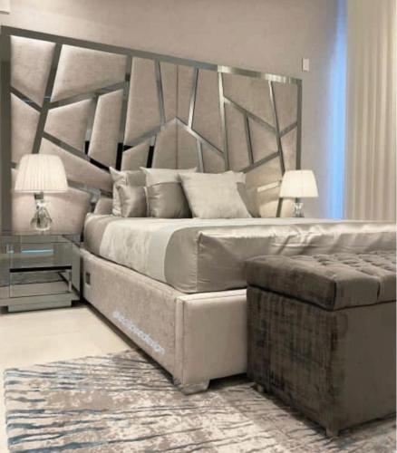 巴兰基亚Hotel Platinum Luxury的一间卧室配有一张大床和一张沙发