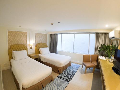 黎牙实比圣埃利斯酒店的酒店客房设有两张床和电视。